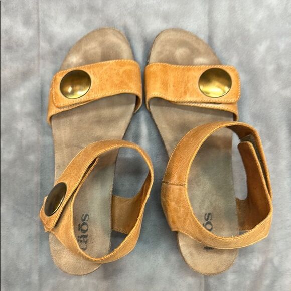 Taos Footwear Tan and Gold Sandals with Ankle Strap - Picture 6 of 7